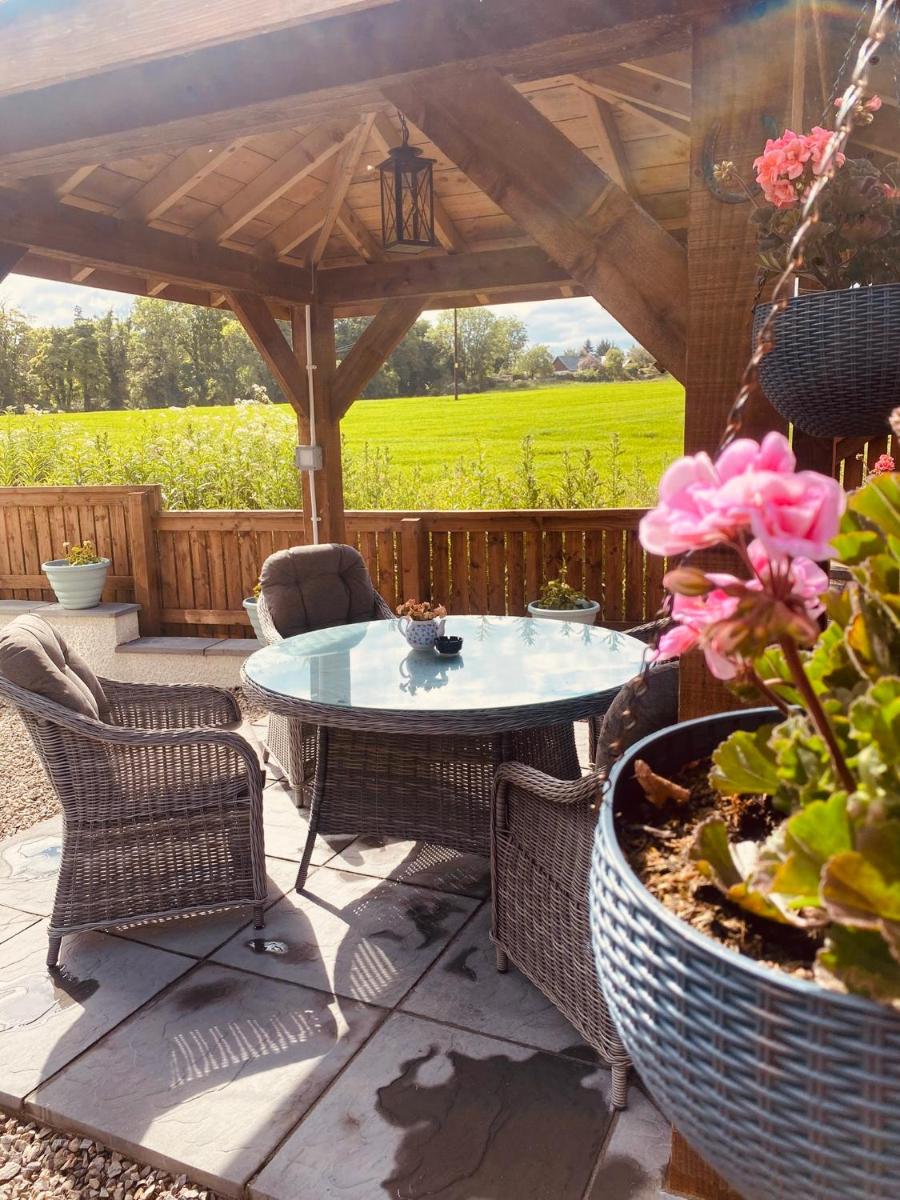 'Wardlaw View' Luxury studio apartment with stunning view - Housity
