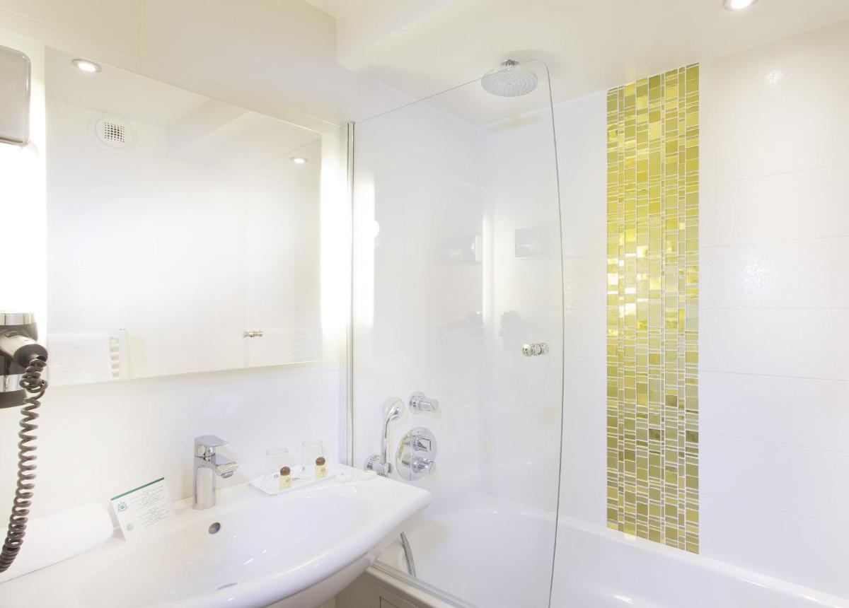 Salle de bains dans l'établissement Hôtel Saint-Pétersbourg Opéra & Spa