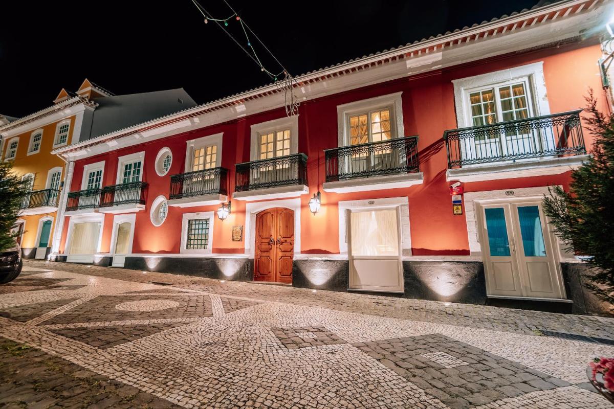 um edifício com vermelho e branco numa rua em Boutique Hotel Teatro em Angra do Heroísmo