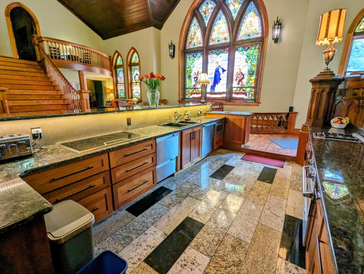 Gothic Heights Inn - Housity