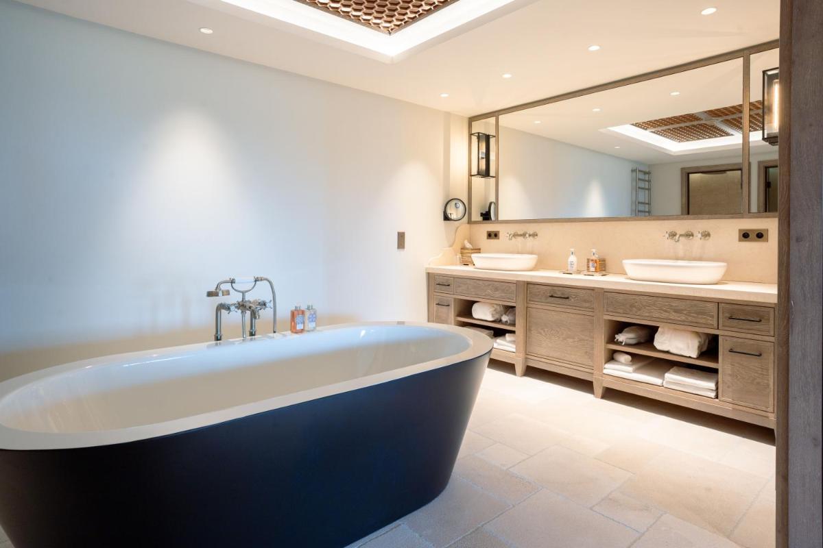 Salle de bains dans l'établissement Coquillade Provence - Relais & Châteaux