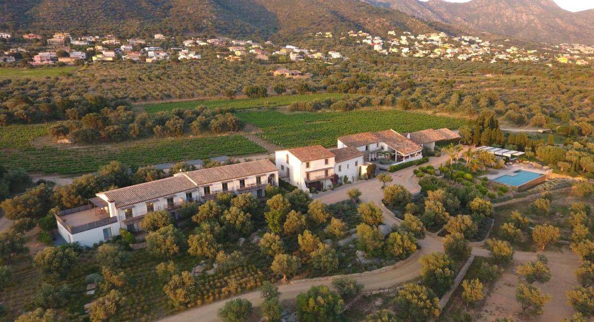 una vista aérea de una casa en una montaña en Hotel Mas Lazuli by Fimedhotels, en Pau