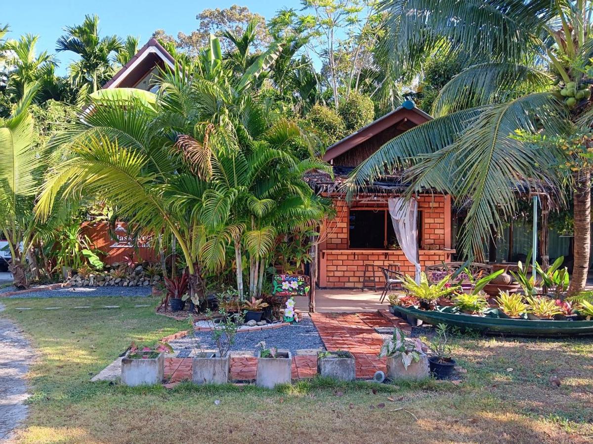 Alaska pool cafe&homestay2 - Housity