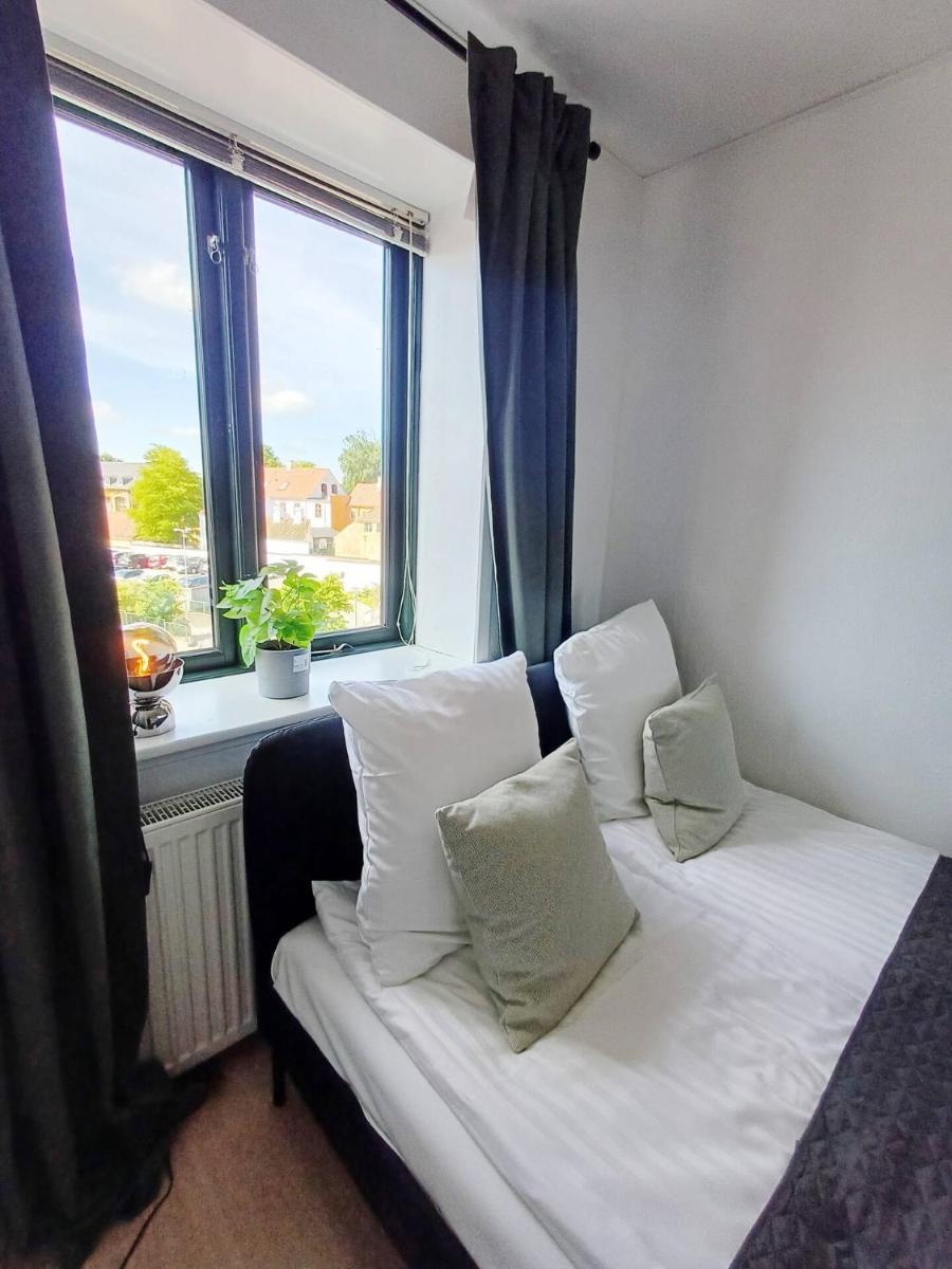 Central Double Room With Free Parking - Housity