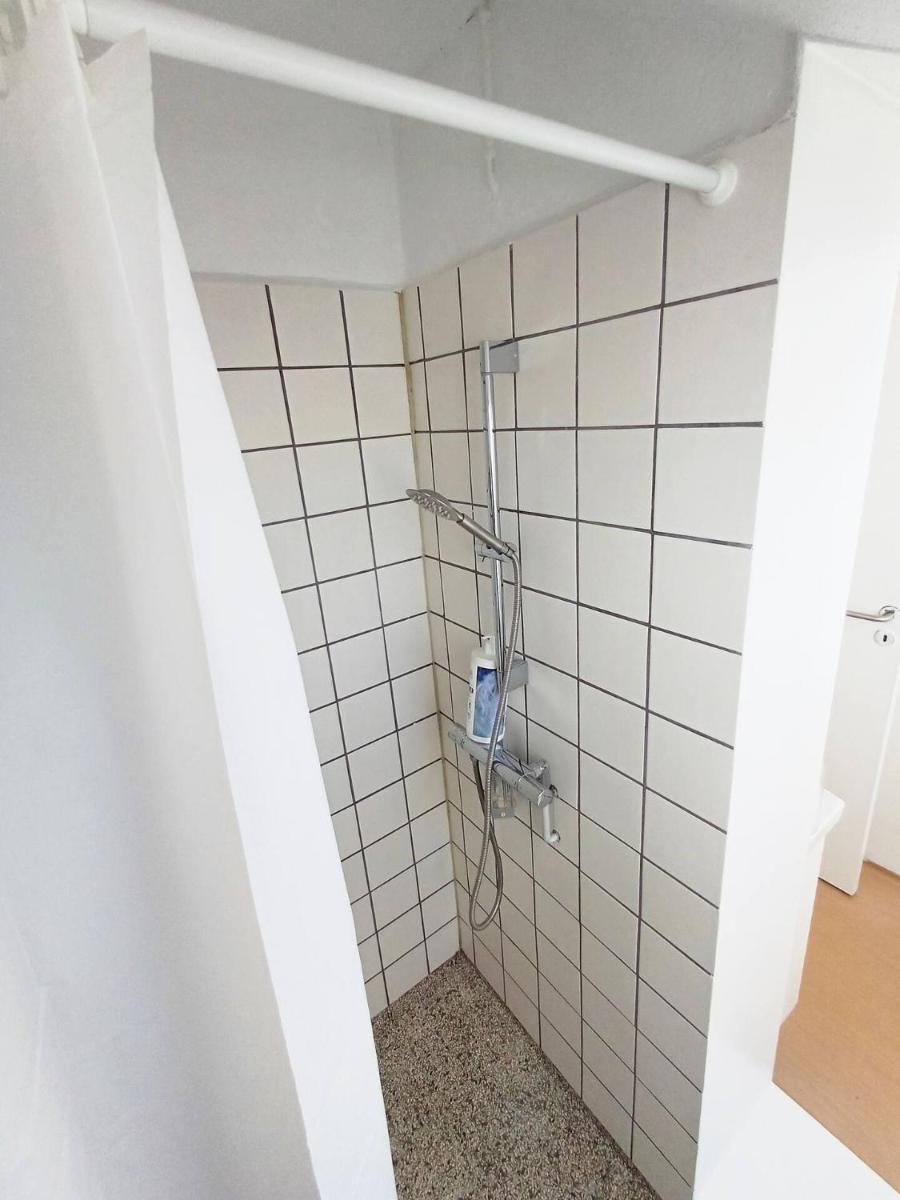 Central Double Room With Free Parking - Housity
