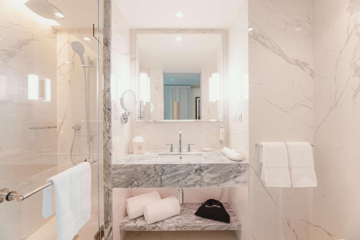 Uma casa de banho em Legacy Hotel Cascais, Curio Collection By Hilton