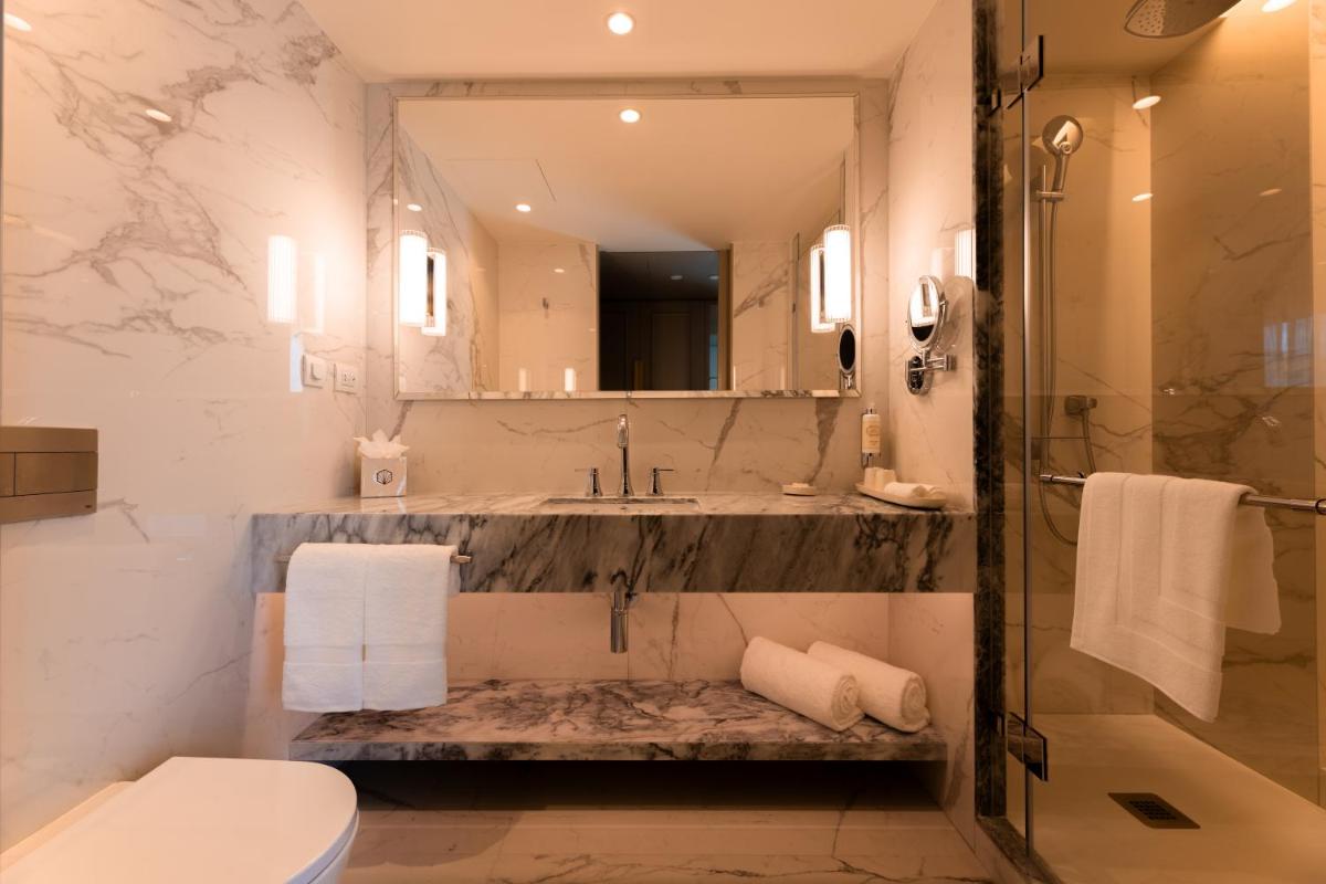 Uma casa de banho em Legacy Hotel Cascais, Curio Collection By Hilton