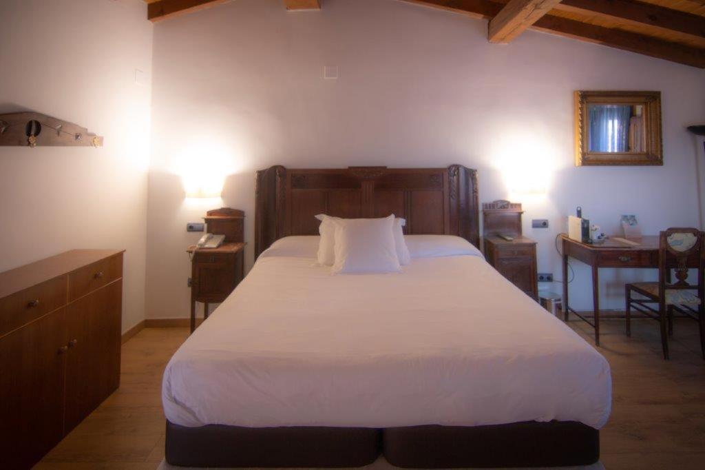 Cama o camas de una habitación en Hospedium Hotel Rural Abadía de Yuste