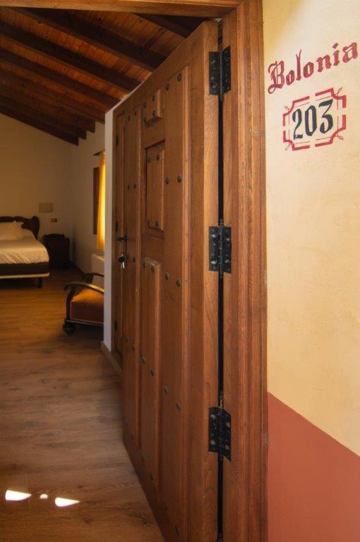 Cama o camas de una habitación en Hospedium Hotel Rural Abadía de Yuste