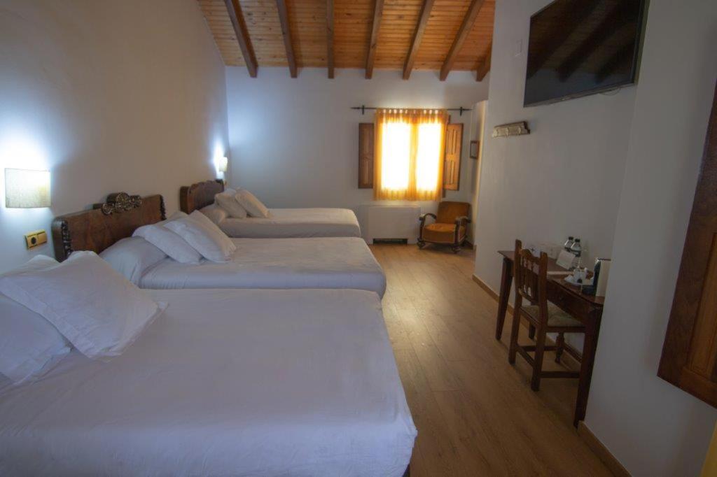 Cama o camas de una habitación en Hospedium Hotel Rural Abadía de Yuste