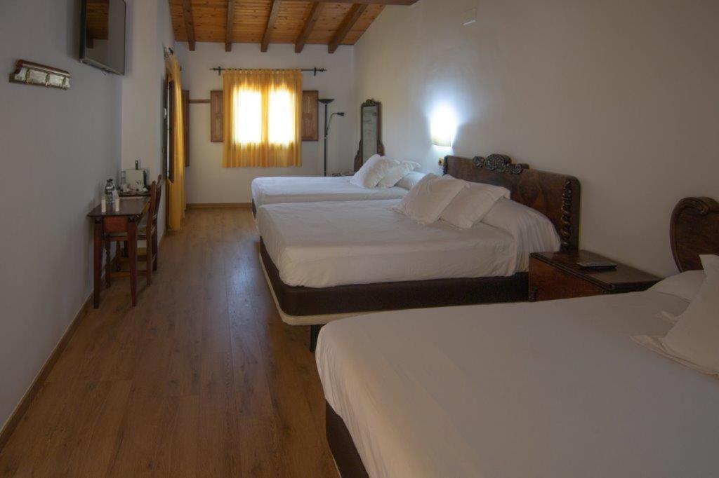 Cama o camas de una habitación en Hospedium Hotel Rural Abadía de Yuste