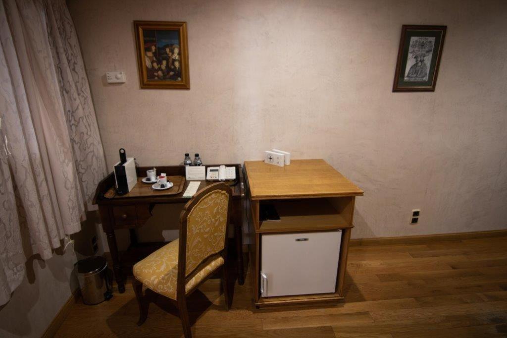 Una cocina o zona de cocina en Hospedium Hotel Rural Abadía de Yuste