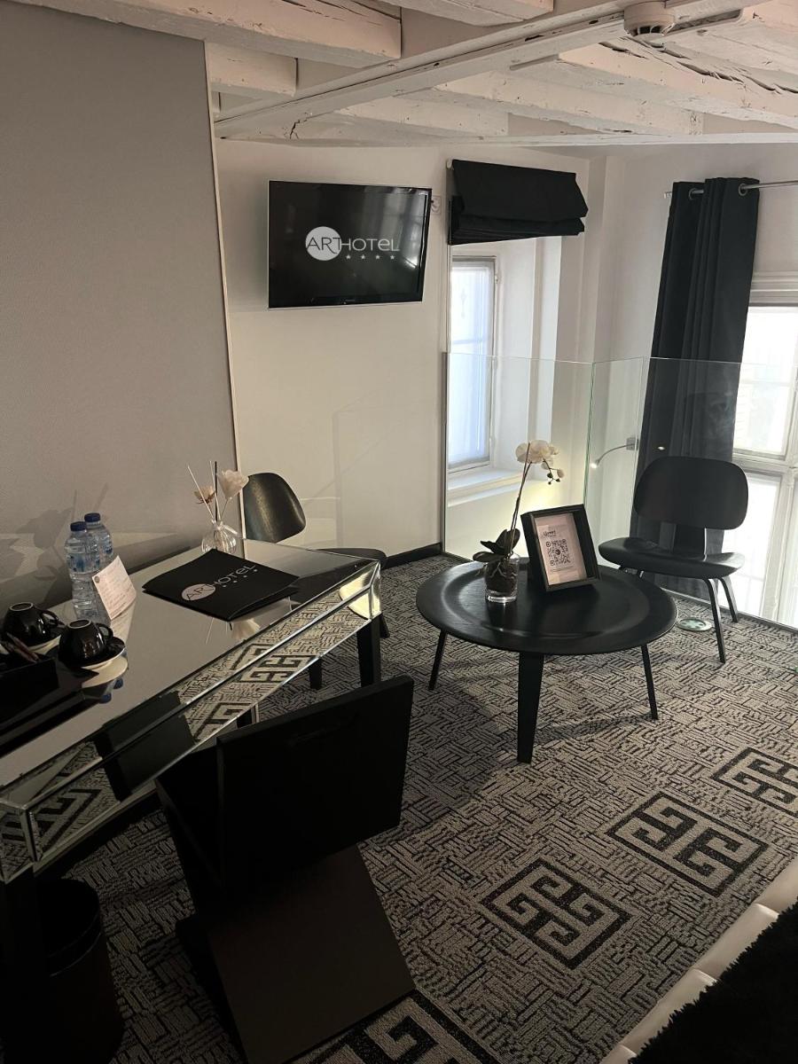 Télévision ou salle de divertissement dans l'établissement Art Hotel
