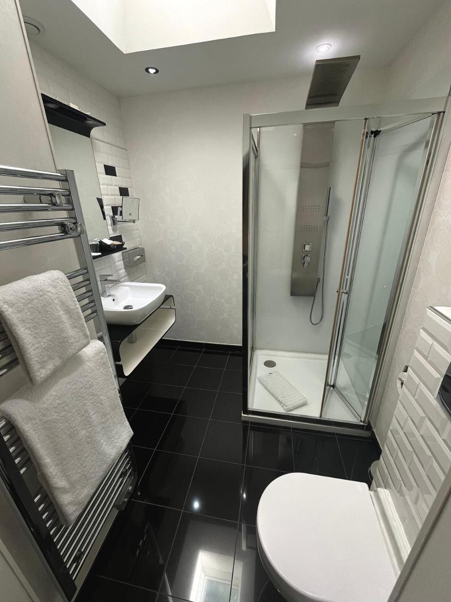 Salle de bains dans l'établissement Art Hotel
