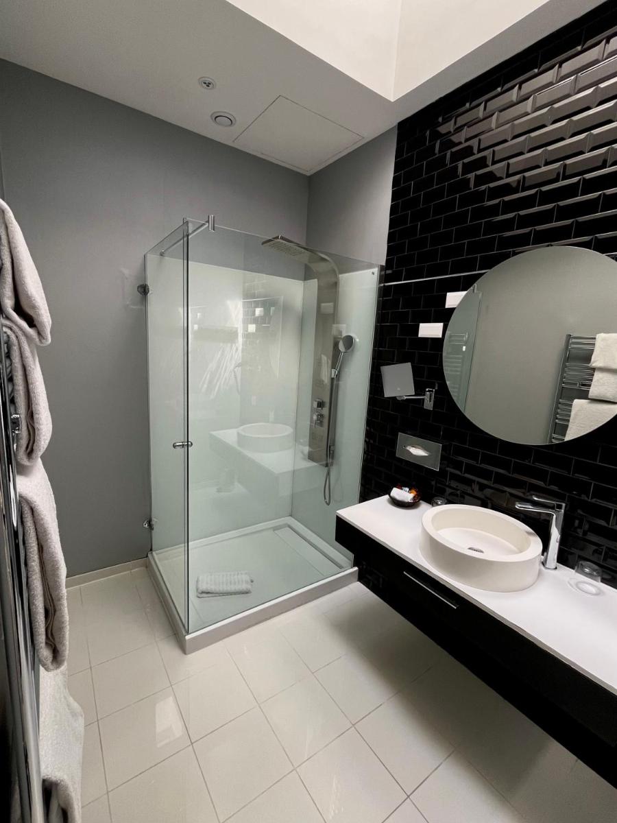 Salle de bains dans l'établissement Art Hotel