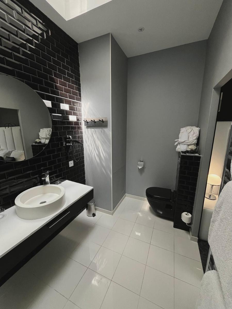 Salle de bains dans l'établissement Art Hotel