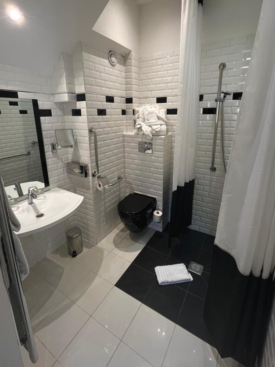 Salle de bains dans l'établissement Art Hotel