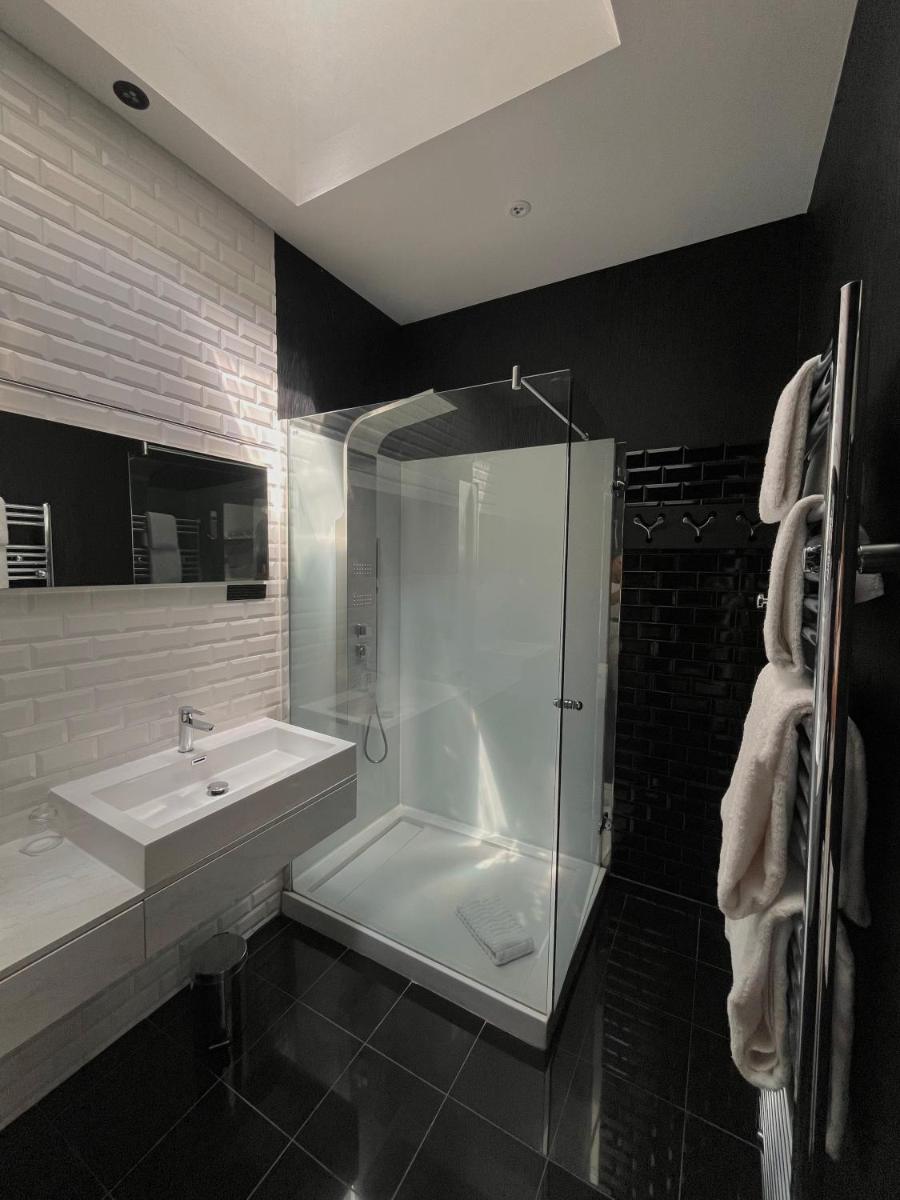 Salle de bains dans l'établissement Art Hotel