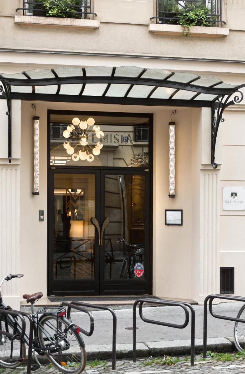 un groupe de vélos garés devant un magasin dans l'établissement Hôtel Artemisia Montmartre, à Paris