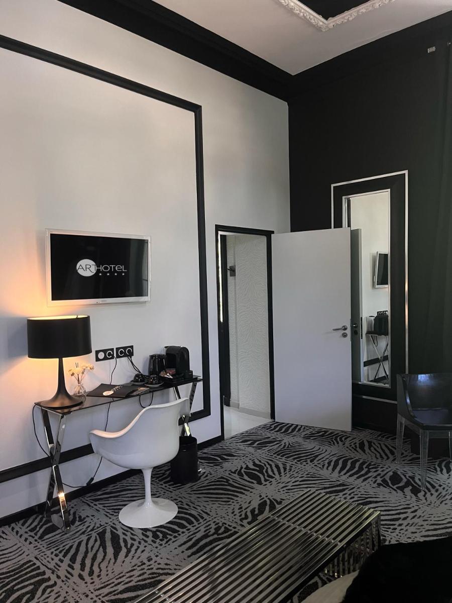 Télévision ou salle de divertissement dans l'établissement Art Hotel