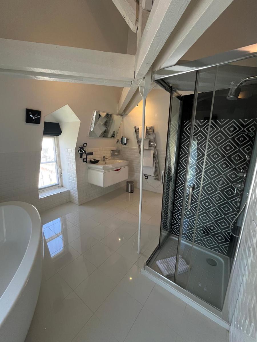 Salle de bains dans l'établissement Art Hotel