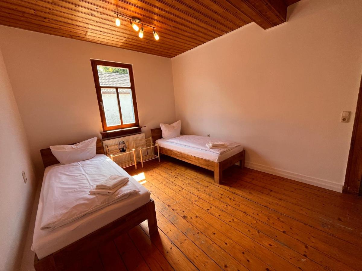 Ferienwohnungen Am Schloss - Monteurzimmer Reuhl - Housity