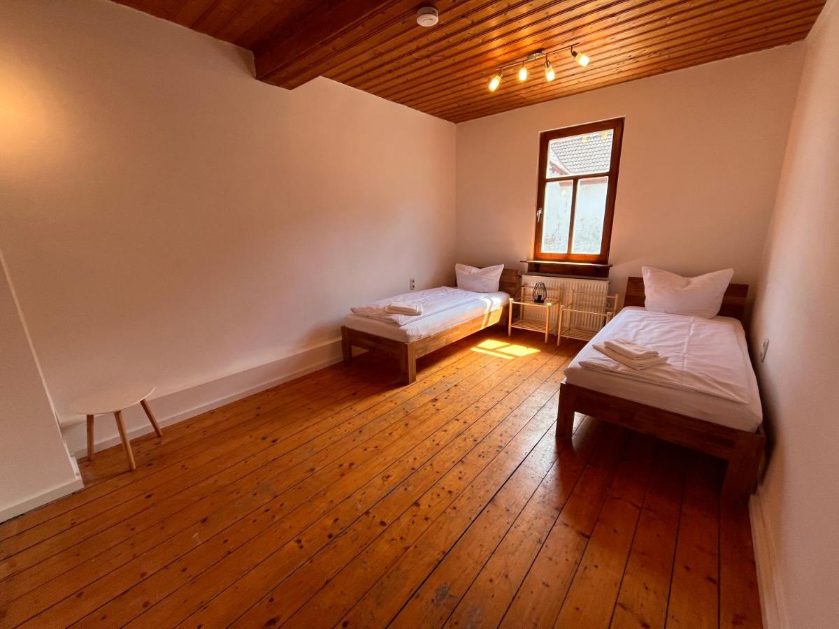 Ferienwohnungen Am Schloss - Monteurzimmer Reuhl - Housity