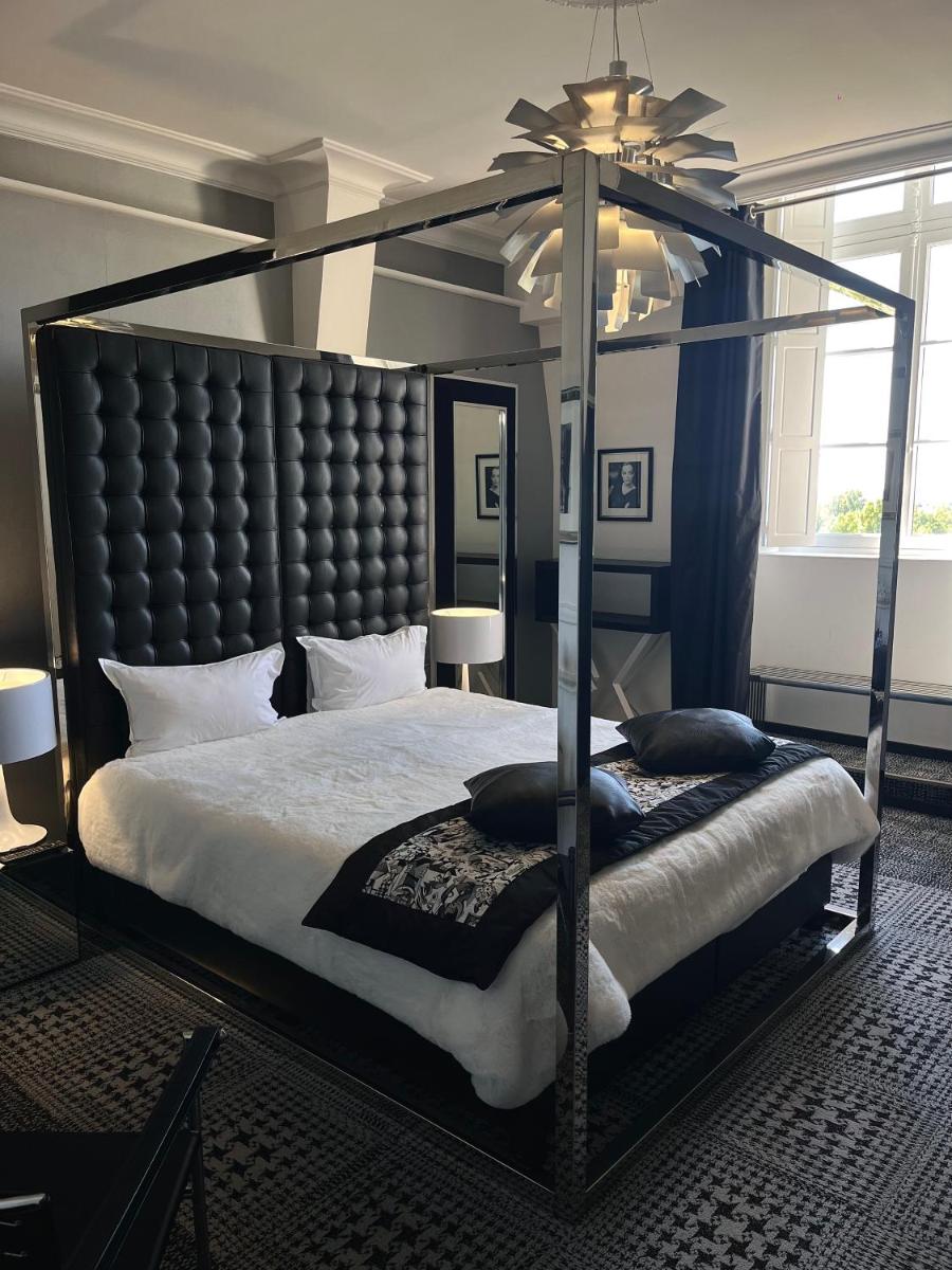 - une chambre avec un grand lit à baldaquin en métal dans l'établissement Art Hotel, à Rochecorbon 121 autres photos