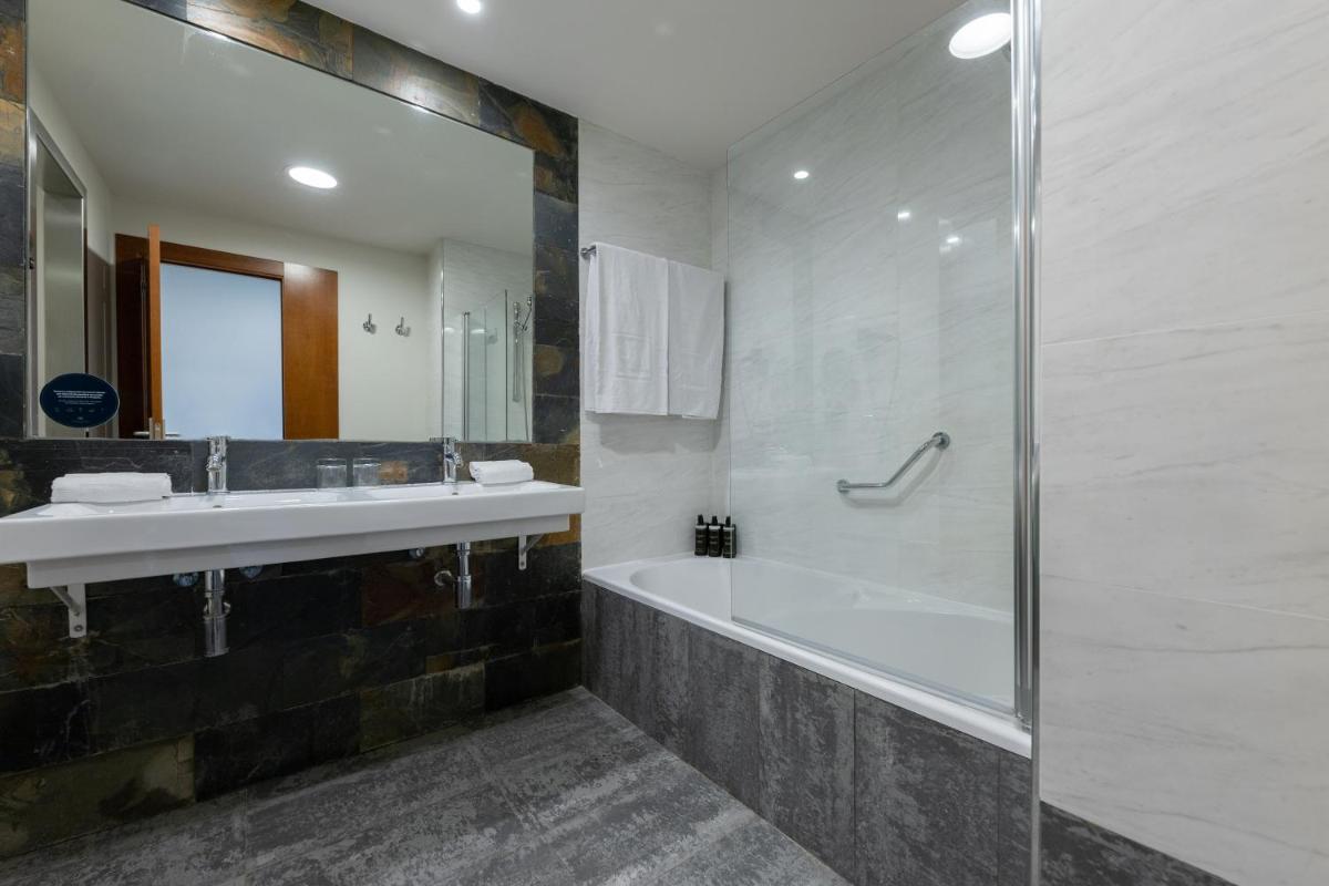 Un baño de Eurostars Las Salinas