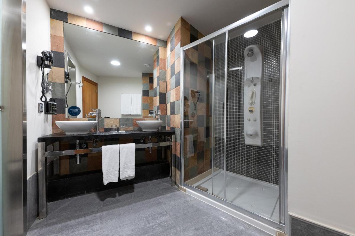 Un baño de Eurostars Las Salinas