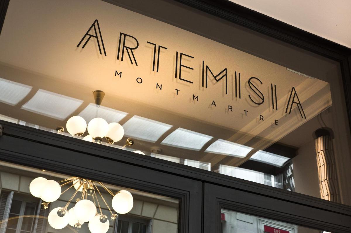 un panneau indiquant l'entrée d'un musée dans l'établissement Hôtel Artemisia Montmartre, à Paris