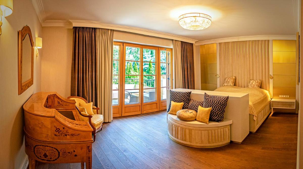 Stately Home in Magdalenka Warsaw - Housity