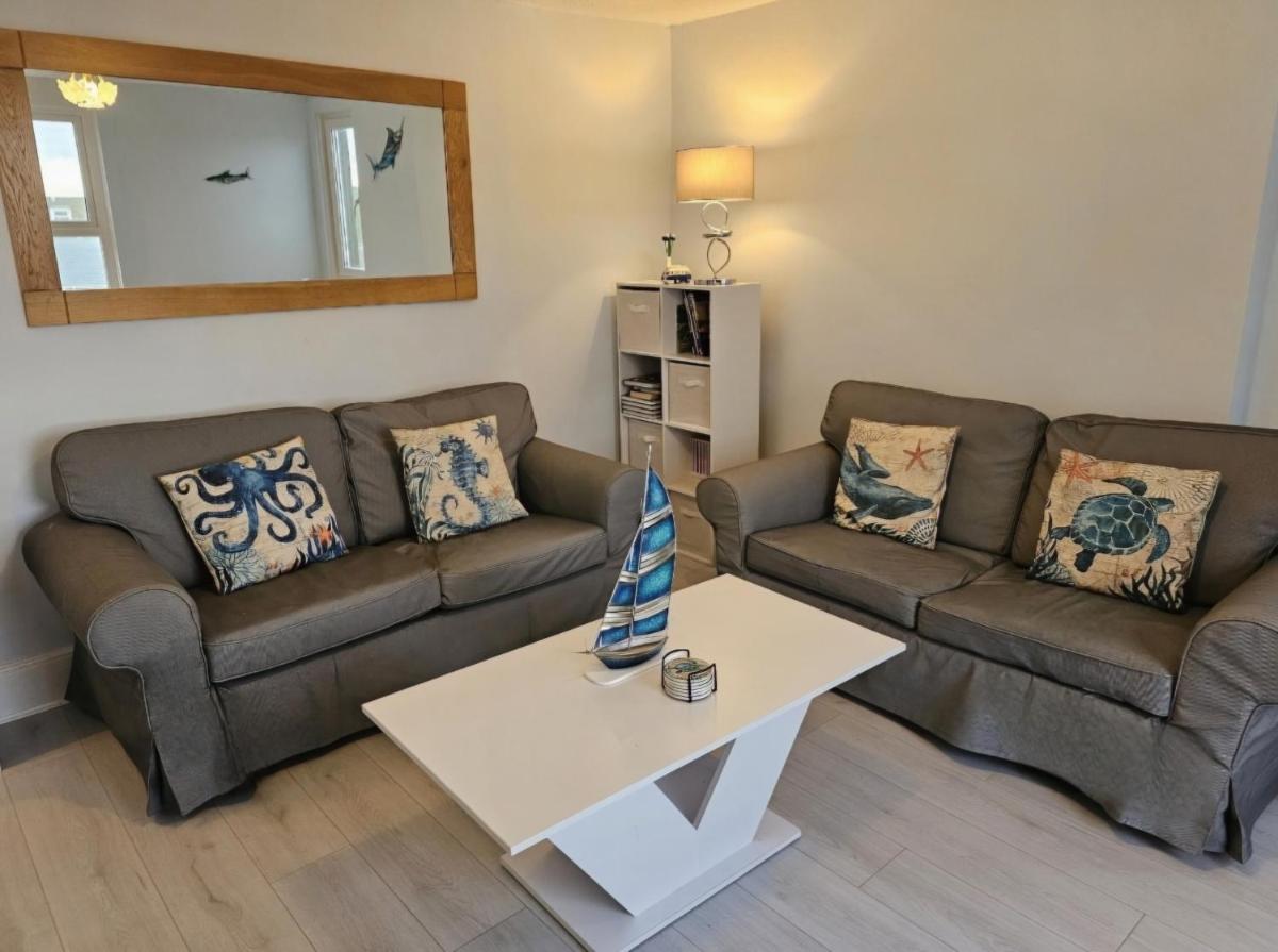 Sea views, big 2 Bed Flat close to beach & harbour - Housity