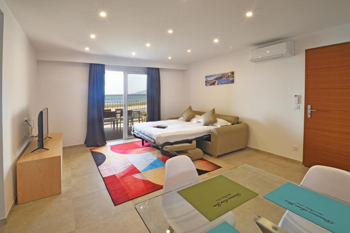 une chambre avec un lit, une table et des chaises dans l'établissement Résidence Saint-Jean, à Saint-Florent