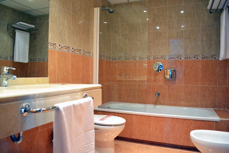 Un baño de Hotel & Spa PLAZA Arriate