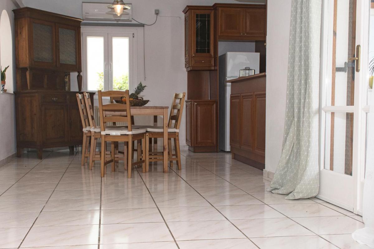 Eleni's Seaview House - Housity