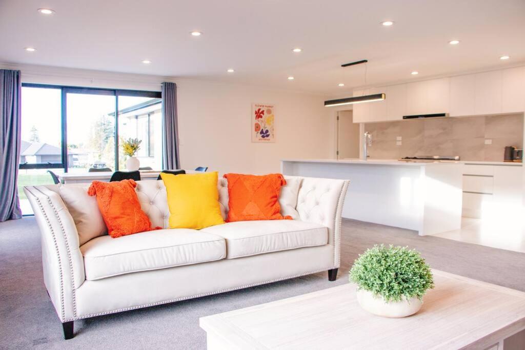 Modern Chic - Ideal Location - 5 Bedrooms - In Rotorua - Hizvo