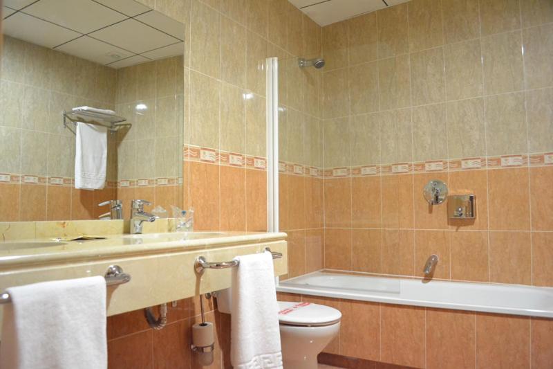 Un baño de Hotel & Spa PLAZA Arriate