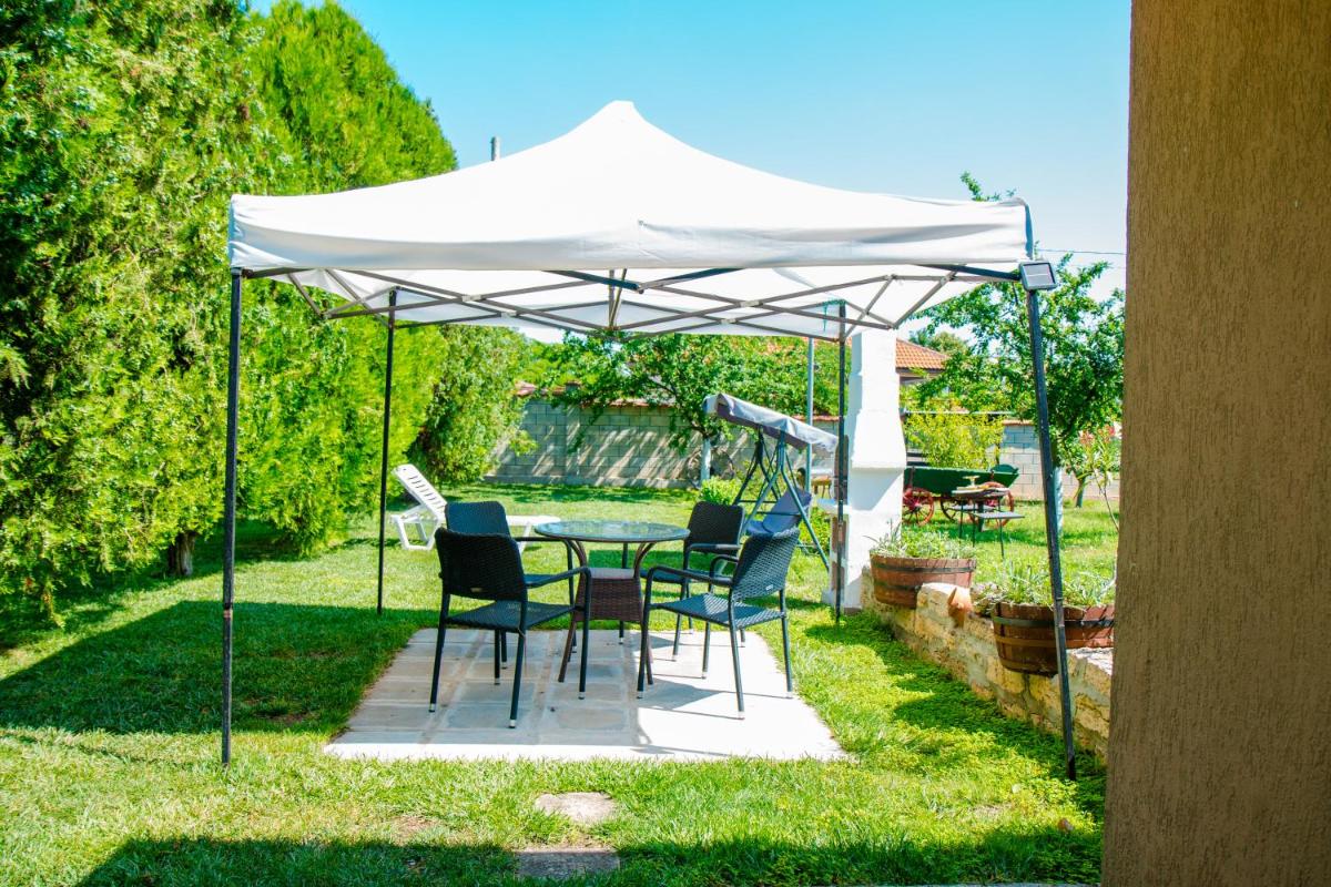 Summer House Christie - Housity