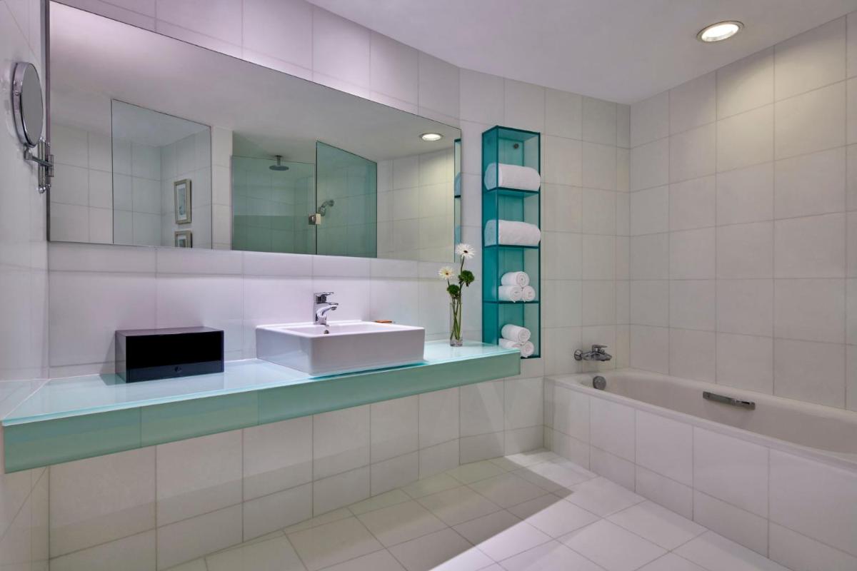 Crowne Plaza Zhuhai City Center by IHG - offers free one-way shuttle to Chimelong Ocean Kingdom - Housity