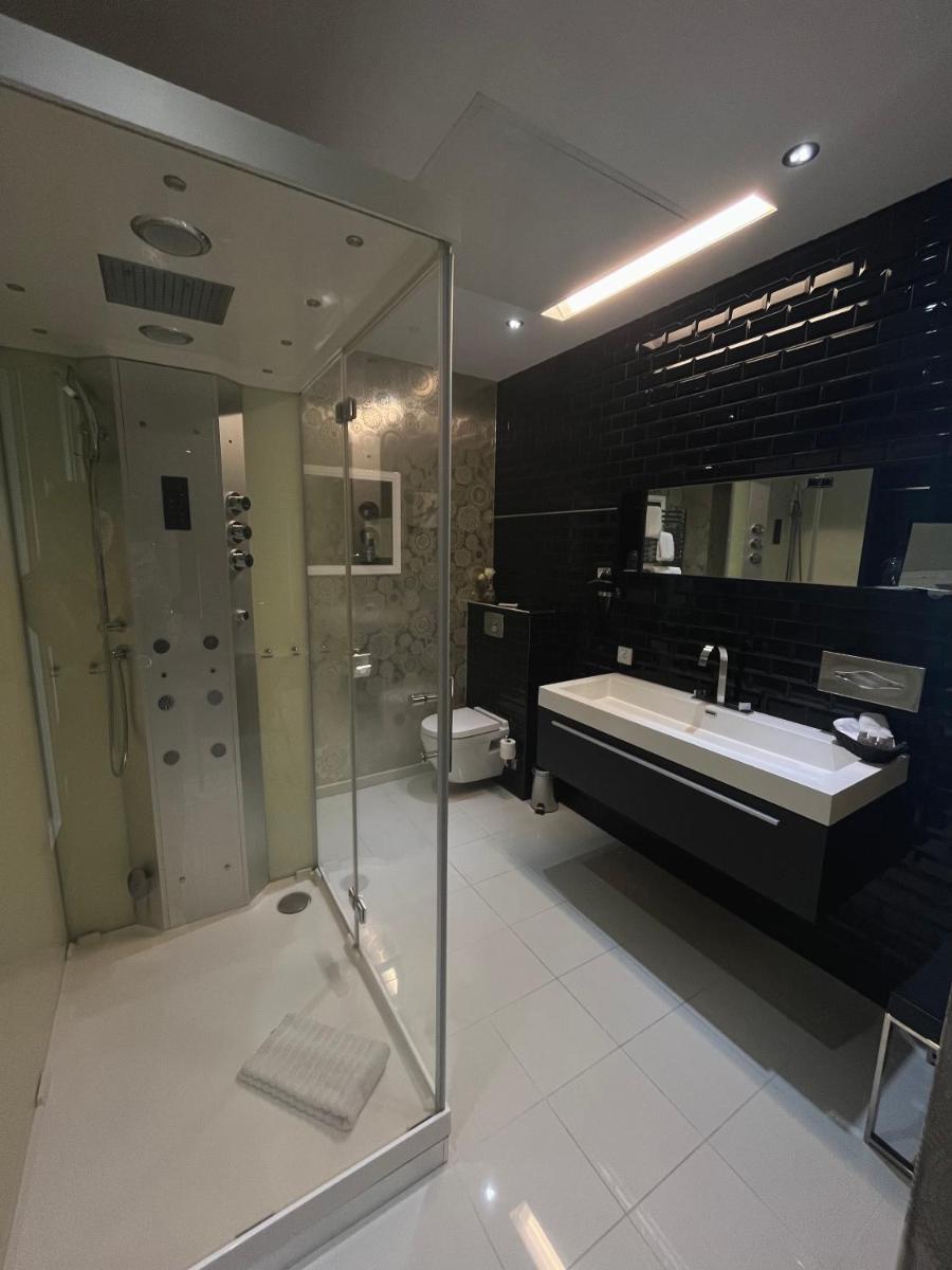 Salle de bains dans l'établissement Art Hotel