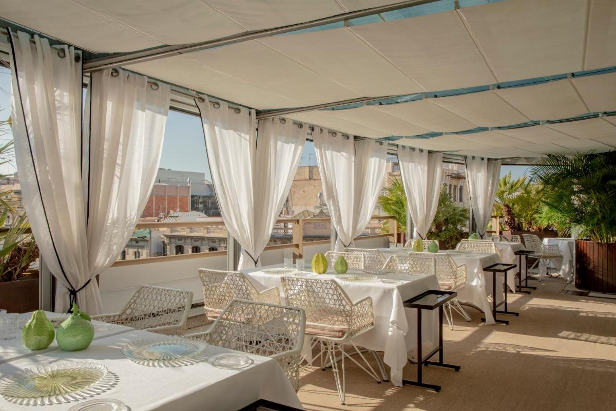 Un restaurante o sitio para comer en Claris Hotel & Spa GL, a Small Luxury Hotel of the World