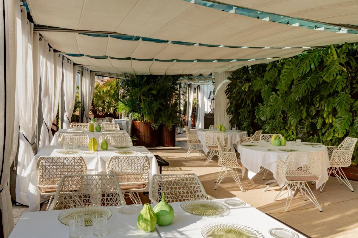 Un restaurante o sitio para comer en Claris Hotel & Spa GL, a Small Luxury Hotel of the World