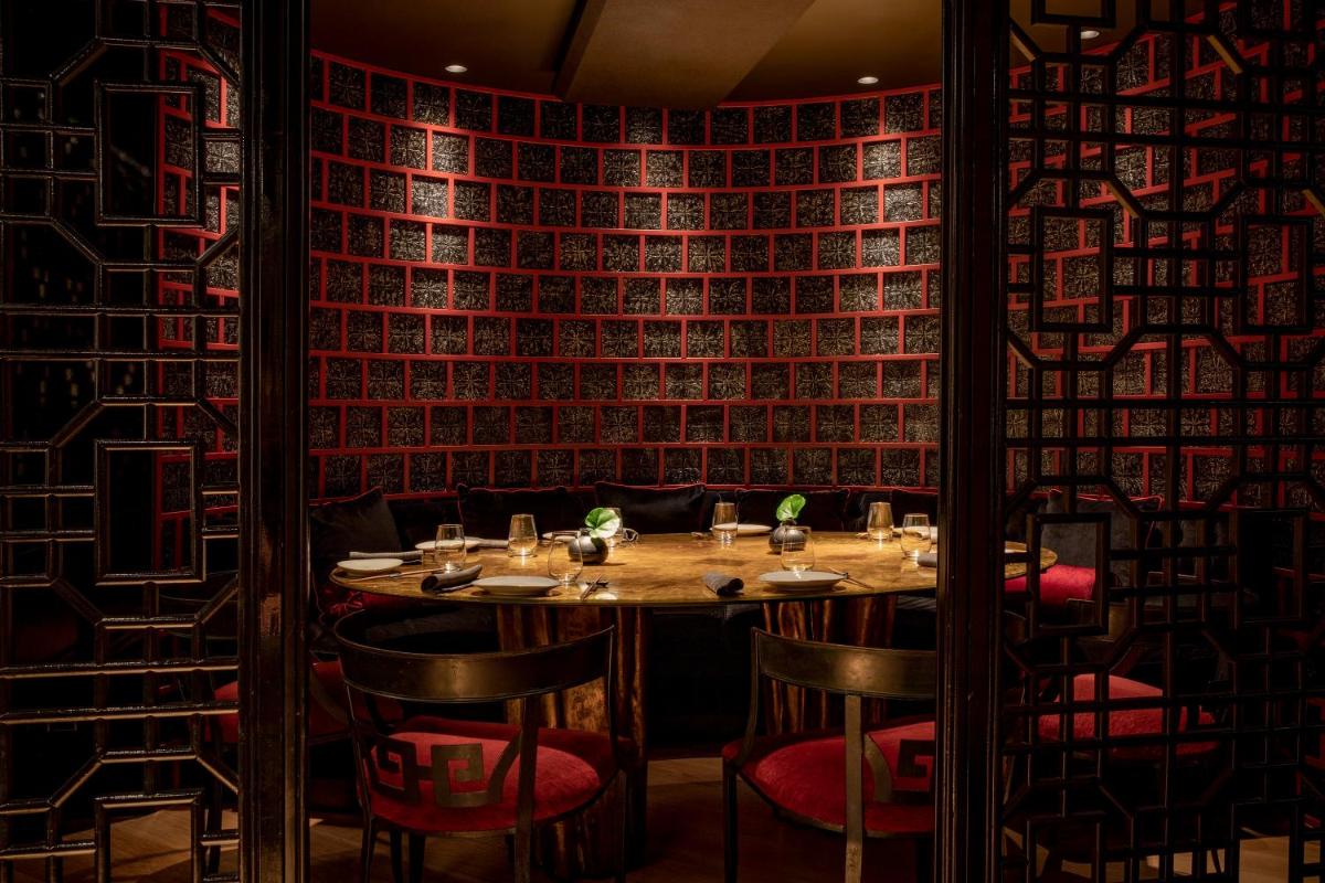 Un restaurante o sitio para comer en Claris Hotel & Spa GL, a Small Luxury Hotel of the World