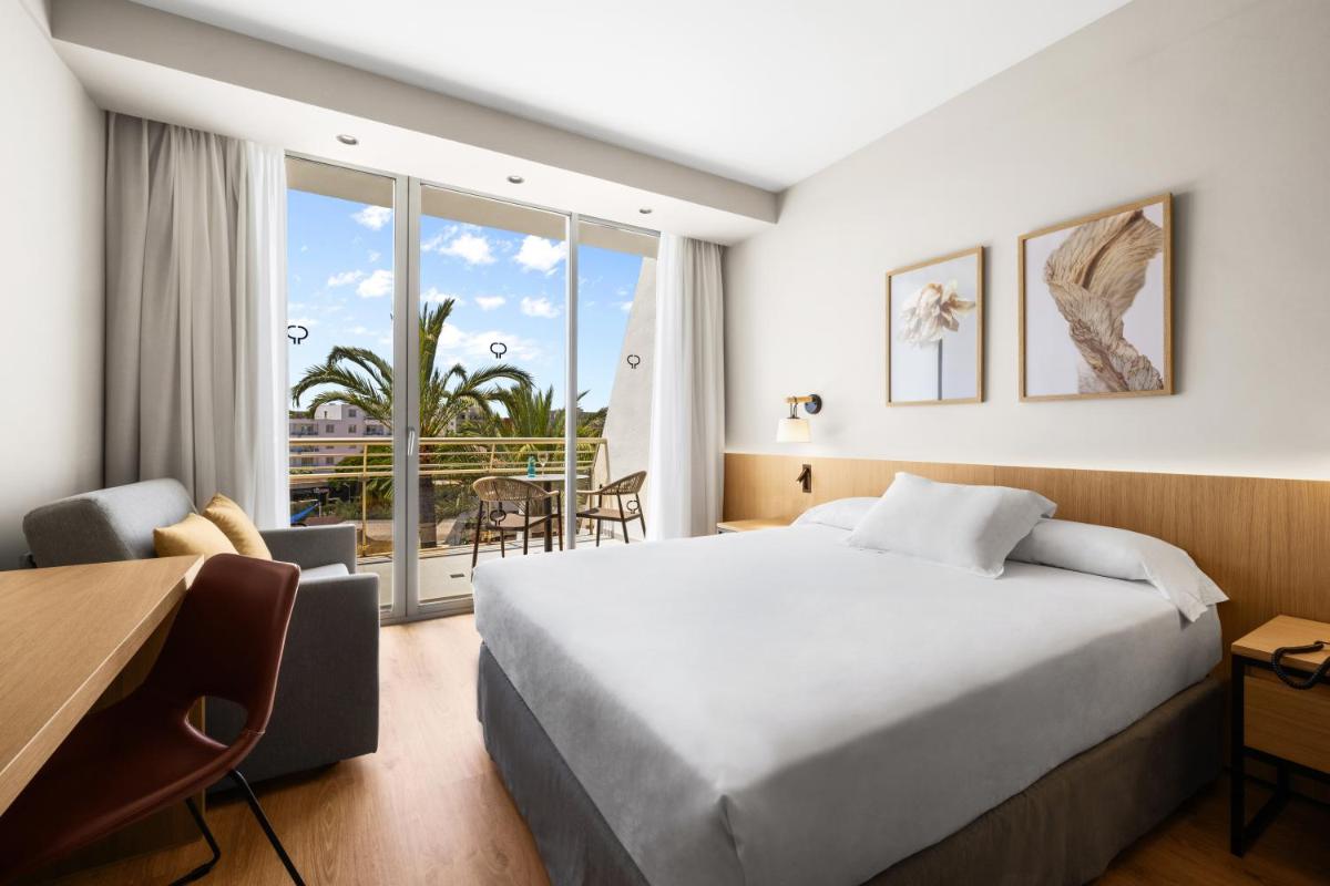 una habitación de hotel con una cama y un balcón en Protur Sa Coma Playa Hotel & Spa, en Sa Coma