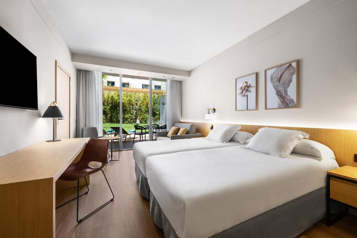 Cama o camas de una habitación en Protur Sa Coma Playa Hotel & Spa