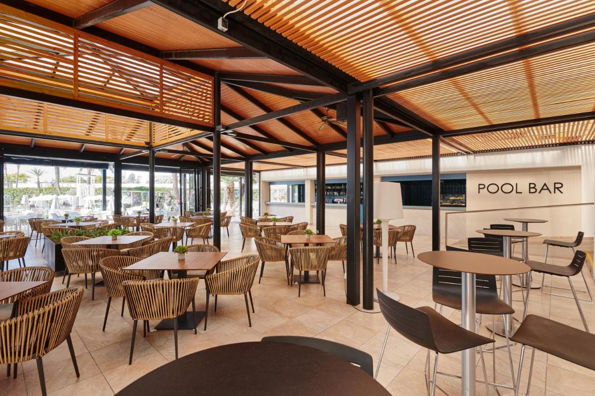 Un restaurante o sitio para comer en Protur Sa Coma Playa Hotel & Spa