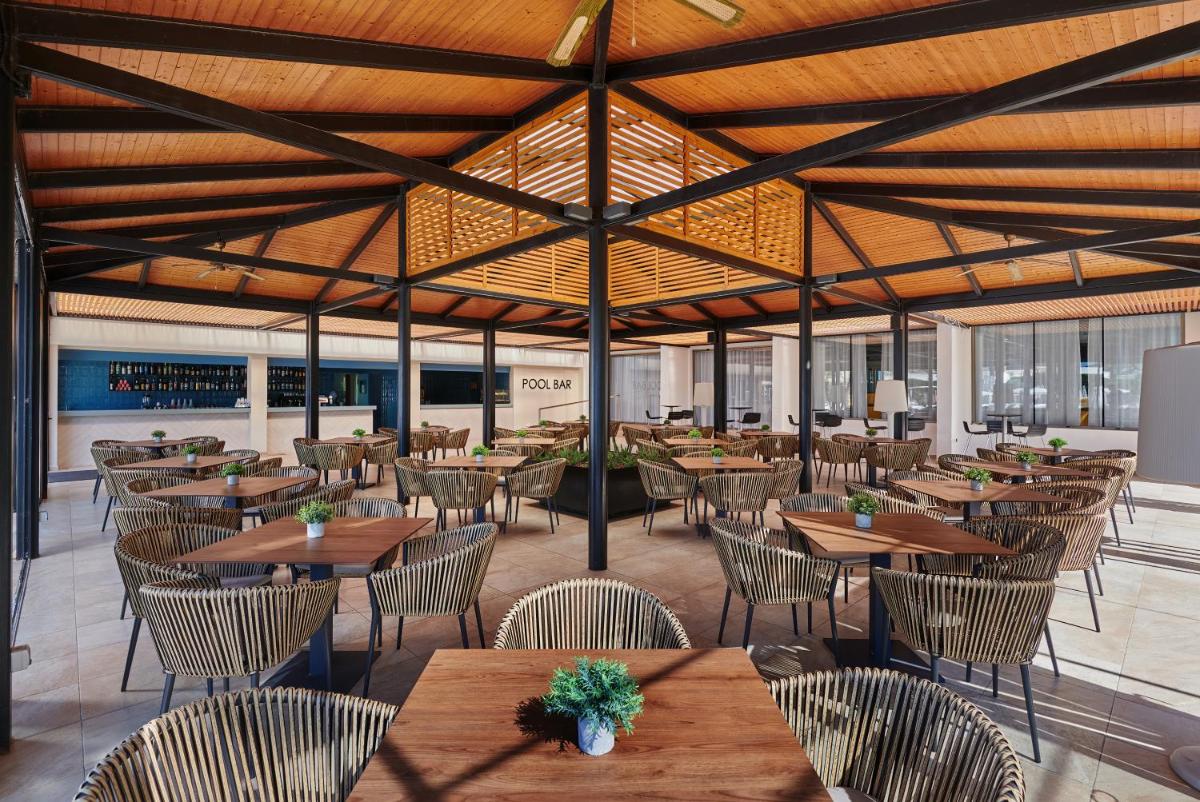 Un restaurante o sitio para comer en Protur Sa Coma Playa Hotel & Spa