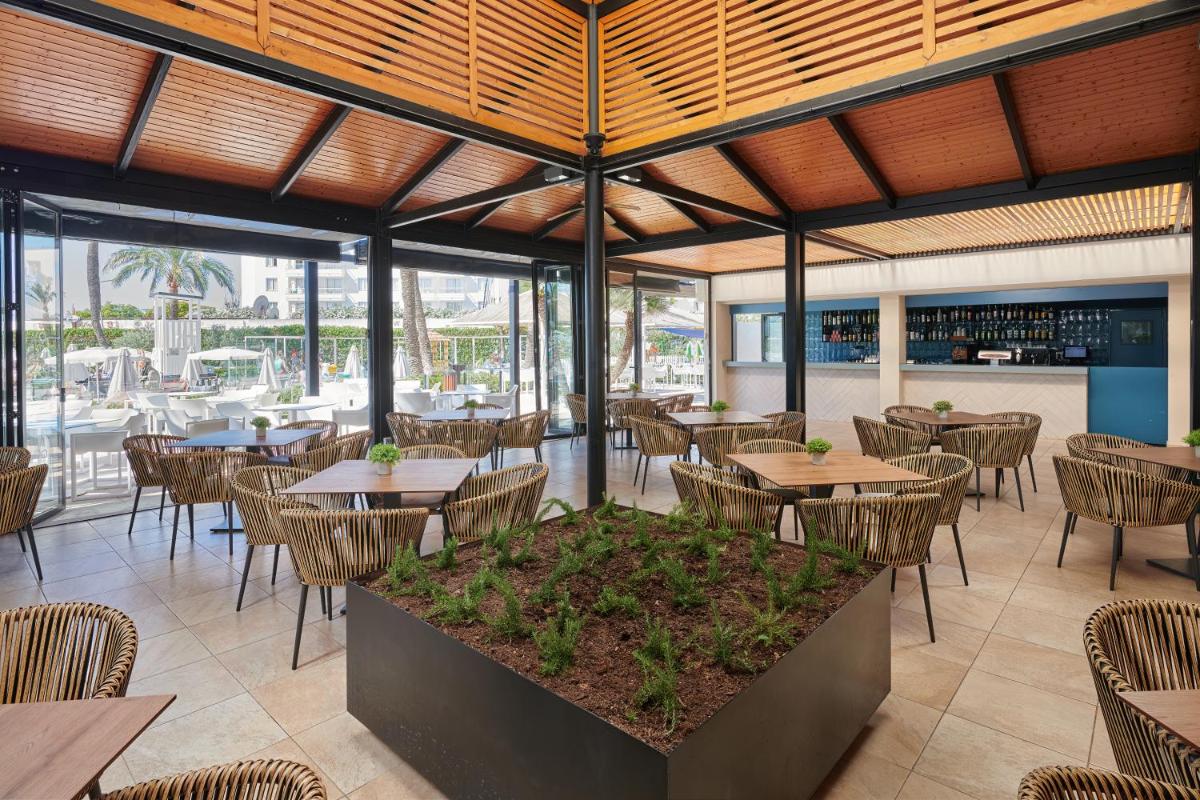 Un restaurante o sitio para comer en Protur Sa Coma Playa Hotel & Spa