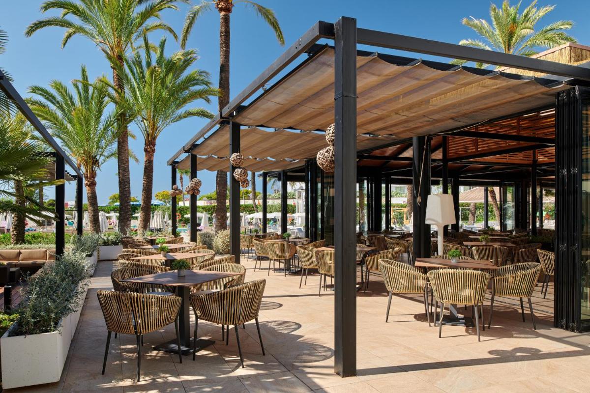 Un restaurante o sitio para comer en Protur Sa Coma Playa Hotel & Spa